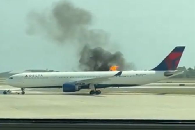 Avion Delta airlinesa se zapalio Avion Delta airlinesa se zapalio