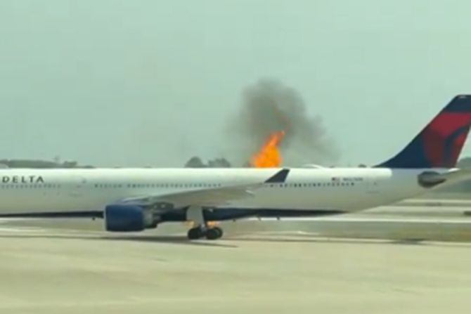 Avion Delta airlinesa se zapalio