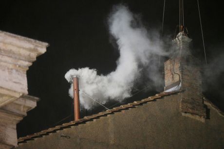 Izbor novog pape, beli i crni dim Izbor novog pape, beli i crni dim