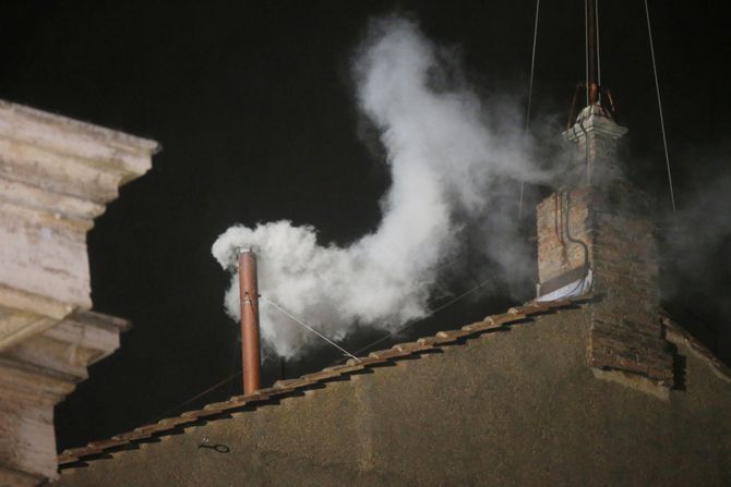 Izbor novog pape, beli i crni dim Izbor novog pape, beli i crni dim