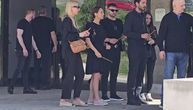 Jedna voditeljka se dugo nije pojavljivala u javnosti, druga došla sa fudbalerom: Tužna scena na groblju