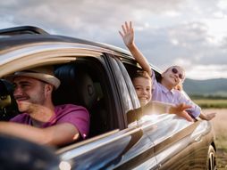 putovanje, porodica, deca, otac sa decom, putovanje kolima