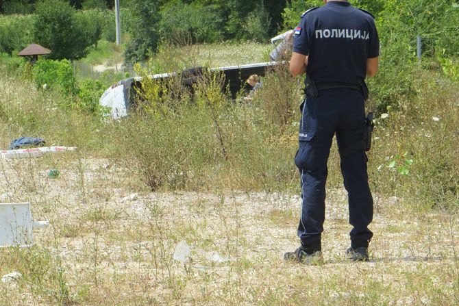 Prevrnut kombi sa migrantima kod Niša Prevrnut kombi sa migrantima kod Niša