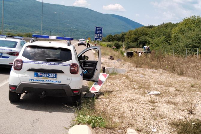 Prevrnut kombi sa migrantima kod Niša Prevrnut kombi sa migrantima kod Niša