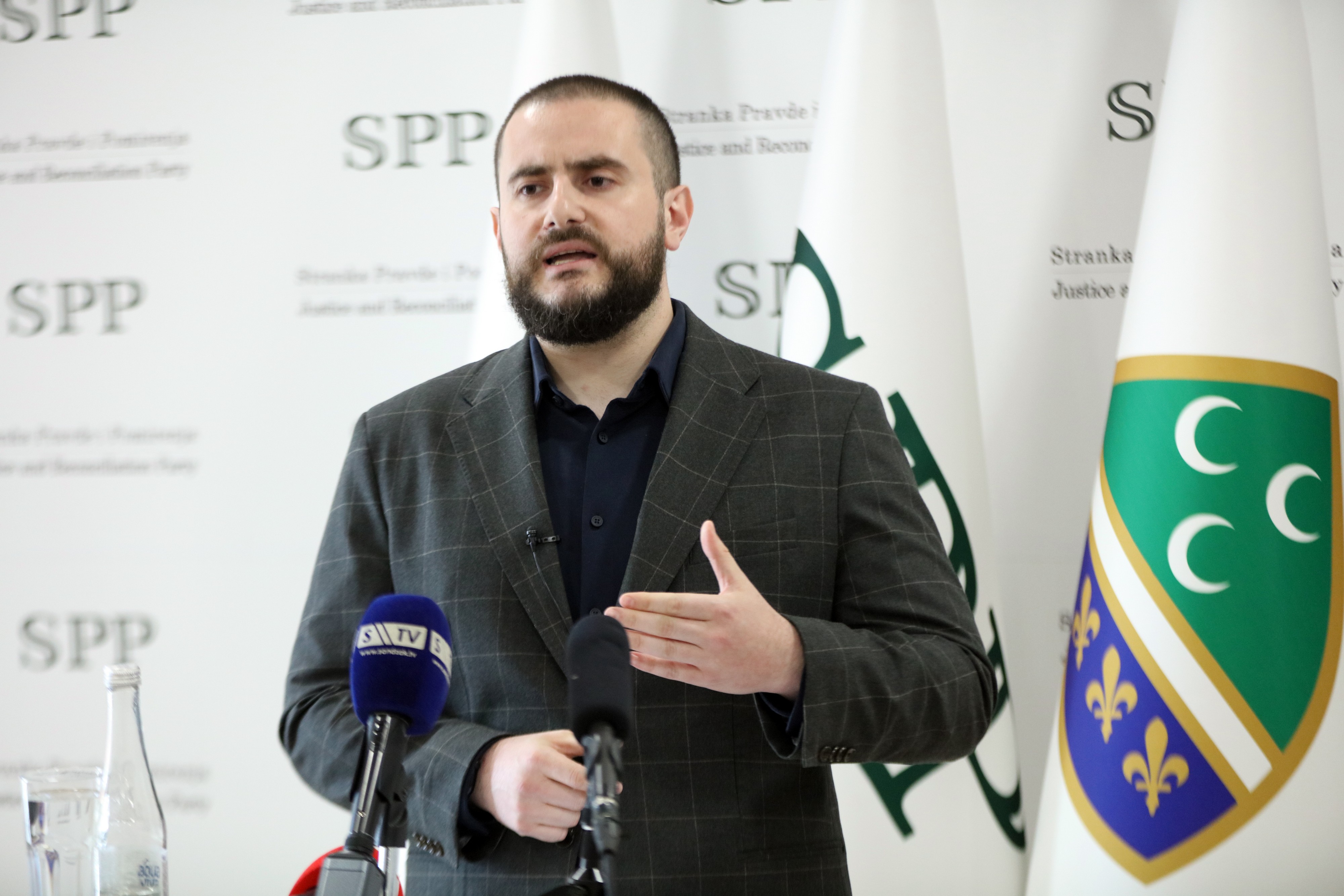 Zukorlić prisustvovao početku radova na asfaltiranju puta u selu Paljevo