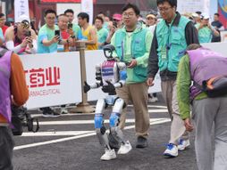 kina, roboti, maraton