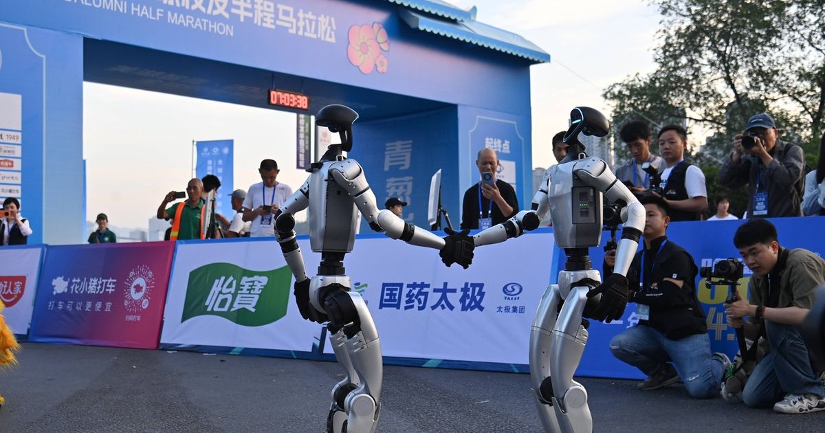 Roboti trčali ulicama Pekinga, Kinezi napravili čudo: Munja istrčao polumaraton za sjajno vreme, oborio rekord