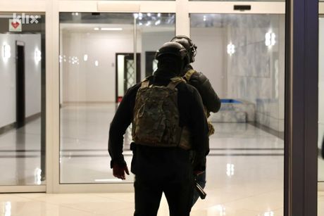 Sarajevo, specijalci MUPa RS, čuvaju Dodikov automobil, Milorad Dodik Sarajevo, specijalci MUPa RS, čuvaju Dodikov automobil, Milorad Dodik