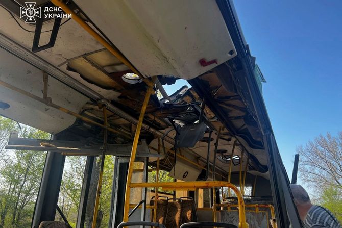 Ukrajina, ruski dron udario u autobus Ukrajina, ruski dron udario u autobus