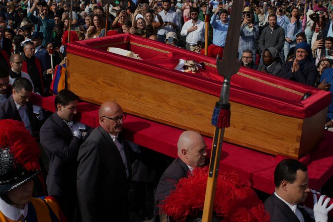 Papa Franja, prenos tela u baziliku Svetog Petra Papa Franja, prenos tela u baziliku Svetog Petra