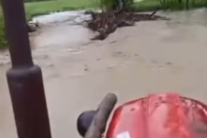 traktor, kiša, nevreme, poplava