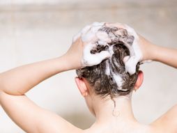 Pranje kose, devojčica pere kosu