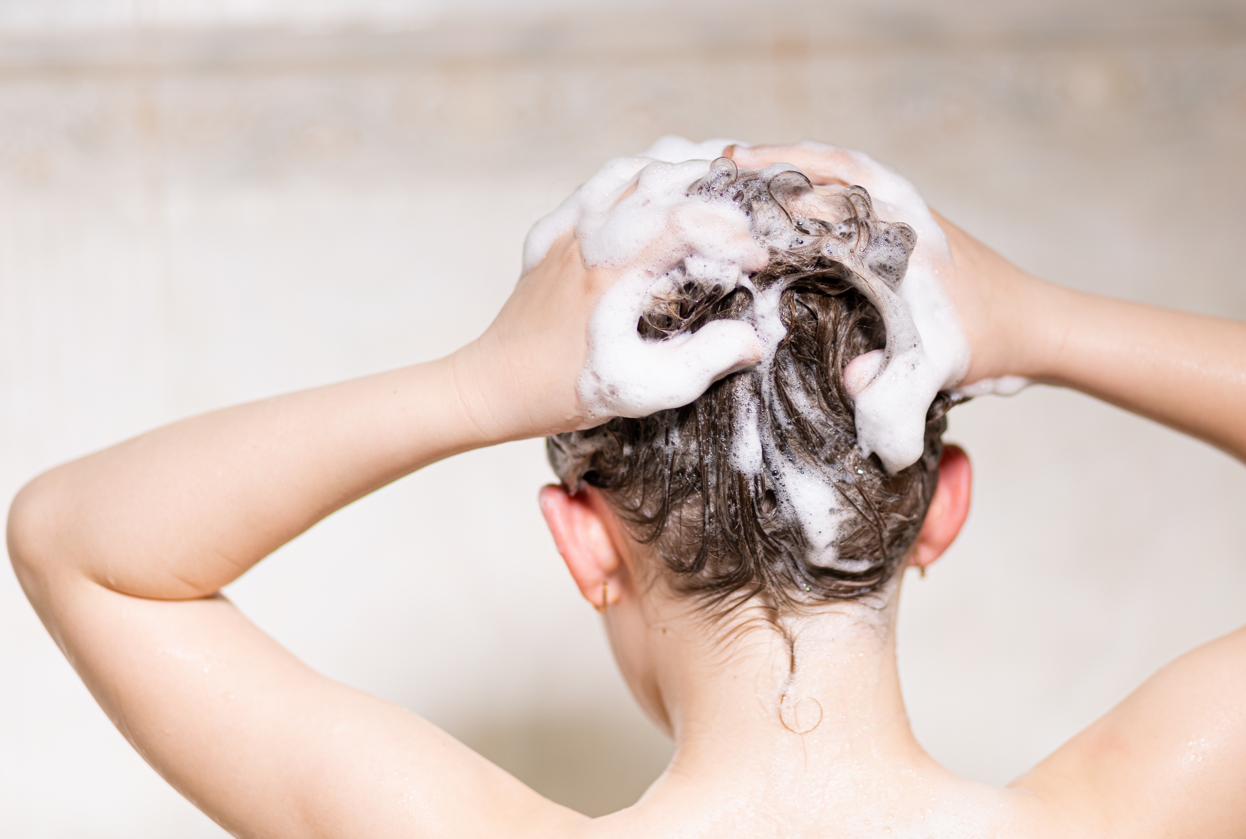 Mislite da je zdravije, a zapravo vam UNIŠTAVA KOSU: Greška kod pranja koju pravi većina žena