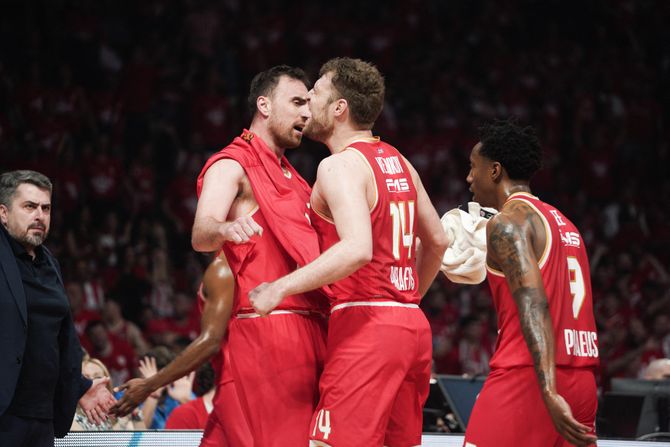 KK Olimpijakos, Saša Vezenkov, Nikola Milutinov KK Olimpijakos, Saša Vezenkov, Nikola Milutinov