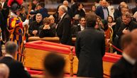 Skandal kraj papinog odra: Kad su videli šta ljudi rade kad priđu kovčegu, iz Vatikana odmah reagovali!