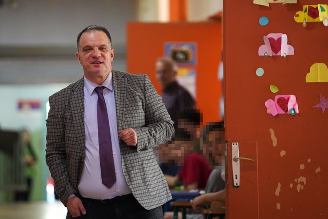 Ministar prosvete Dejan Vuk Stanković, probni test iz matematike, Osnovna škola "Starina Novak", Beograd Ministar prosvete Dejan Vuk Stanković, probni test iz matematike, Osnovna škola "Starina Novak", Beograd