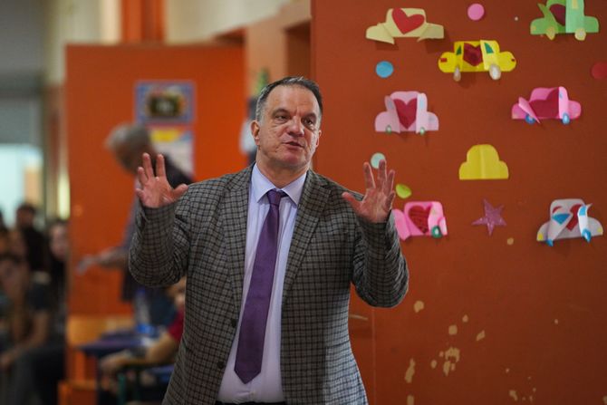Ministar prosvete Dejan Vuk Stanković, probni test iz matematike, Osnovna škola "Starina Novak", Beograd Ministar prosvete Dejan Vuk Stanković, probni test iz matematike, Osnovna škola "Starina Novak", Beograd