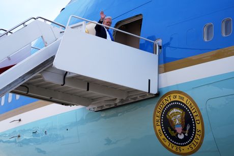 Donald Tramp i Melanija Tramp krenuli na papinu sahranu u Rim Donald Tramp i Melanija Tramp krenuli na papinu sahranu u Rim