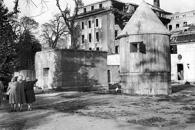 Ulaz u Hitlerov bunker, Berlin Ulaz u Hitlerov bunker, Berlin