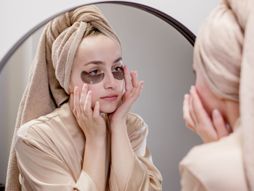 otečeno lice, otečenost lica, zašto smo otečeni ujutru, lice, žena