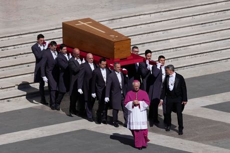 Kovčeg sa telom pape Franje izneli na Trg Svetog Petra Kovčeg sa telom pape Franje izneli na Trg Svetog Petra
