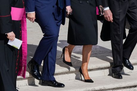 Melanija Tramp u visokim potpeticama na sahrani pape Franje Melanija Tramp u visokim potpeticama na sahrani pape Franje
