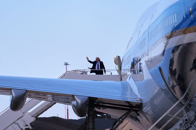 Donald Tramp i Melanija napustili Rim nakon sahrane pape Franje Donald Tramp i Melanija napustili Rim nakon sahrane pape Franje