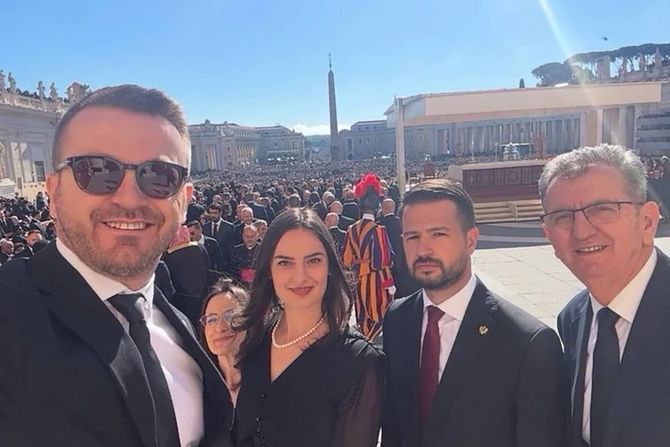 Jakov Milatović sa suprugom Milenom juče na sahrani pape Franje Jakov Milatović sa suprugom Milenom juče na sahrani pape Franje
