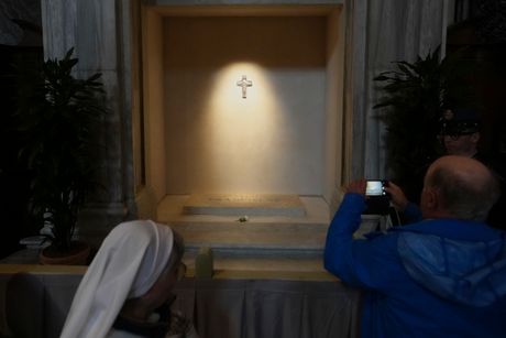 vernici čekaju na grobu pape Franje vernici čekaju na grobu pape Franje