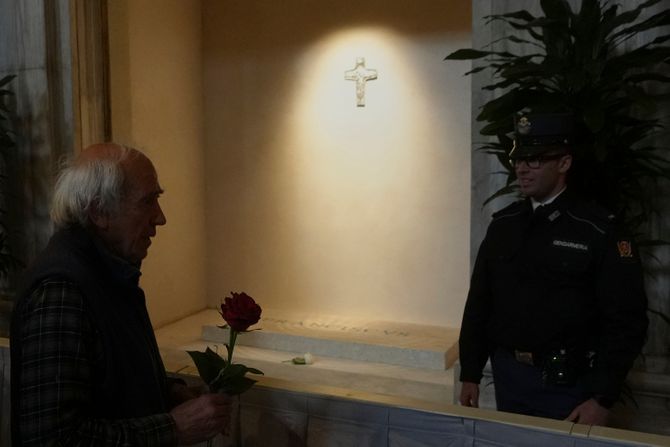 vernici čekaju na grobu pape Franje vernici čekaju na grobu pape Franje