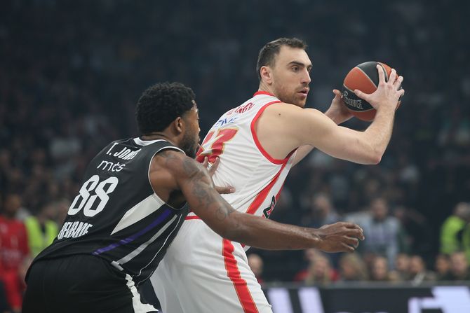 Tajrik Džons i Nikola Milutinov Tajrik Džons i Nikola Milutinov