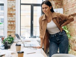 Tužna devojka, kancelarija