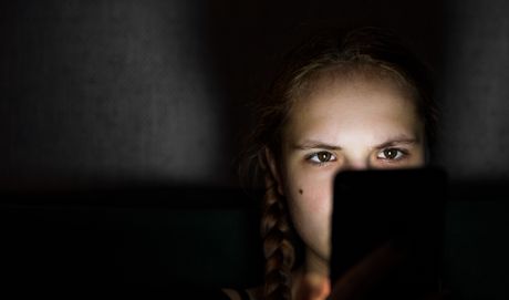 Devojčica na telefonu u tamnoj sobi Devojčica na telefonu u tamnoj sobi