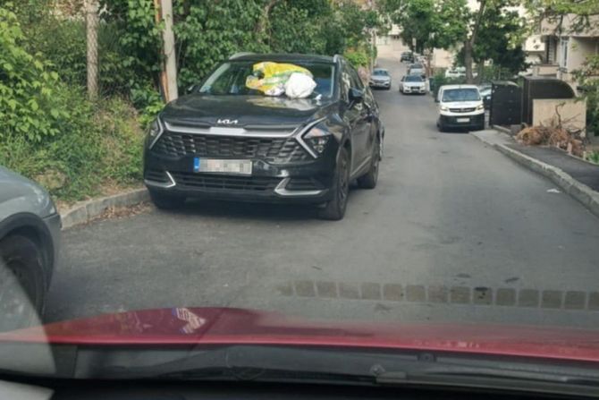 Smeće na automobilu Smeće na automobilu