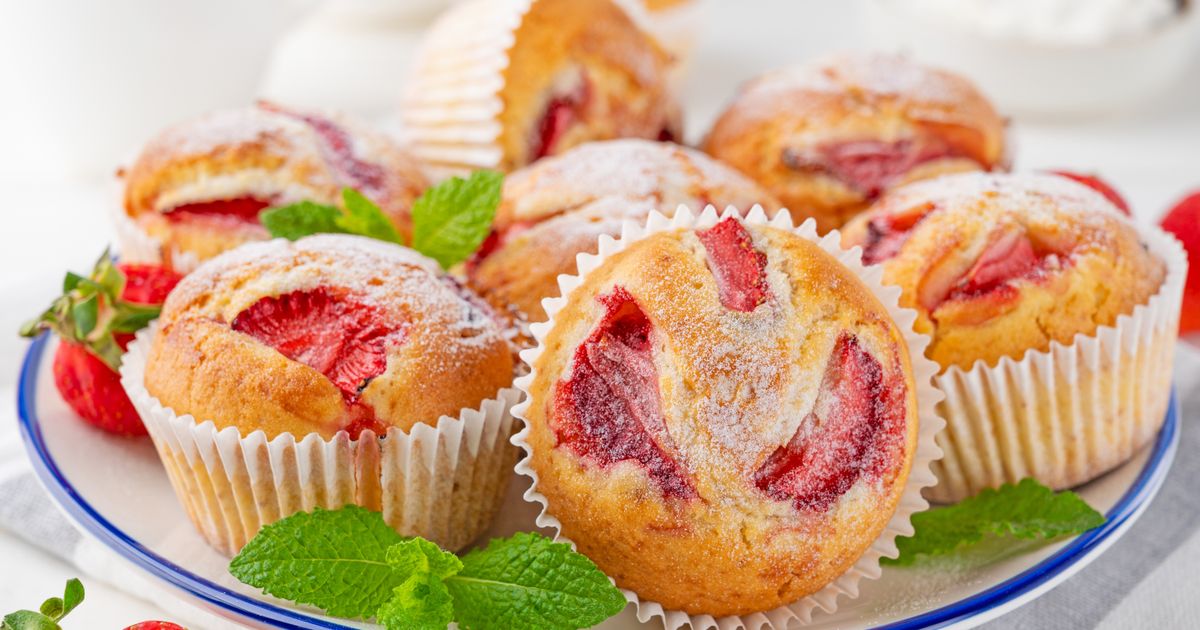 Mekani mafini sa jagodama koji nestaju za tren: Recept bez miksera koji uspeva baš svaki put