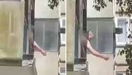 U Rakovici se dogodio HOROR! Muškarac koji preti sa terase je ISEKAO VENE! Jeziv snimak, trese krvavom rukom!