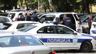 Policija UPALA u ulaz u Rakovici, izveli muškarca koji se sekao na terasi u Rakovici! Odvezla ga Hitna