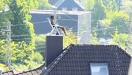 SNIMAK ZA NEVERICU Tinejdžer pobegao iz pritvora, gađao policajce crepovima, pa odmarao na dimnjaku