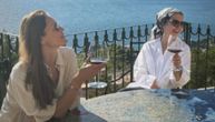 Nataša Ninković u društvu najlepše Srpkinje: Dve lepotice uživaju u čašici alkohola, bez trunke šminke su