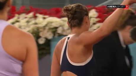 Rukovanje, Marta Kostjuk, Arina Sabalenka Rukovanje, Marta Kostjuk, Arina Sabalenka