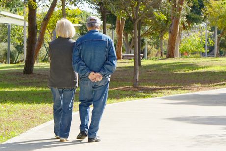 Stari ljudi, šetnja