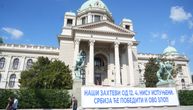 Studenti koji žele da uče i građani obeležavaju 1. maj ispred Skupštine Srbije