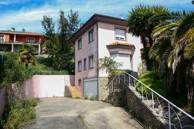 Vila Španija, otac i majka držali decu 4 godine unutra Vila Španija, otac i majka držali decu 4 godine unutra