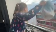 Zvezda Granda snimljena kako baca kesu sa đubretom preko terase! Potezom zgrozila ljude: "Nije teško biti fin"