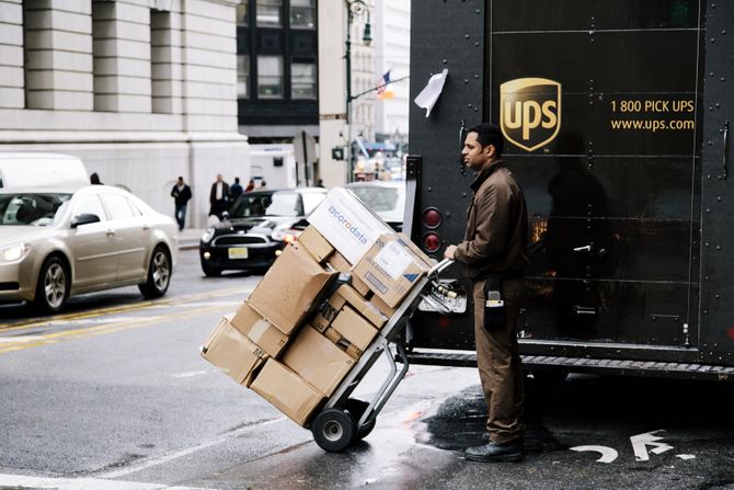 UPS, dostavljač, kurirska služba UPS, dostavljač, kurirska služba