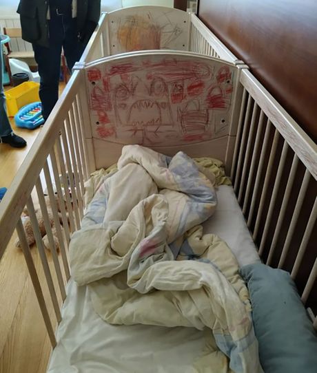 Vila Španija, otac i majka držali decu 4 godine unutra Vila Španija, otac i majka držali decu 4 godine unutra