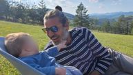 Gagi Jovanović sa suprugom otišao na planinu, odveli i unuka: Branka ih usnimila i pokazala kako uživaju