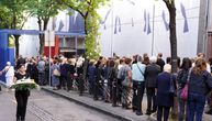 Članovi porodica i građani polažu cveće ispred "Ribnikara": Obeležava se 2 godine od strašnog zločina