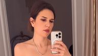 Vruća Anica prošetala u brutalnom miniću: 39 godina mlađa devojka Ristovskog izazvala potpuni haos