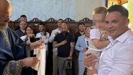 Prva fotografija sa krštenja sina Mirka Šijana: Kum Miljan Hofman drži Vukana, naslednik u elegantnom izdanju